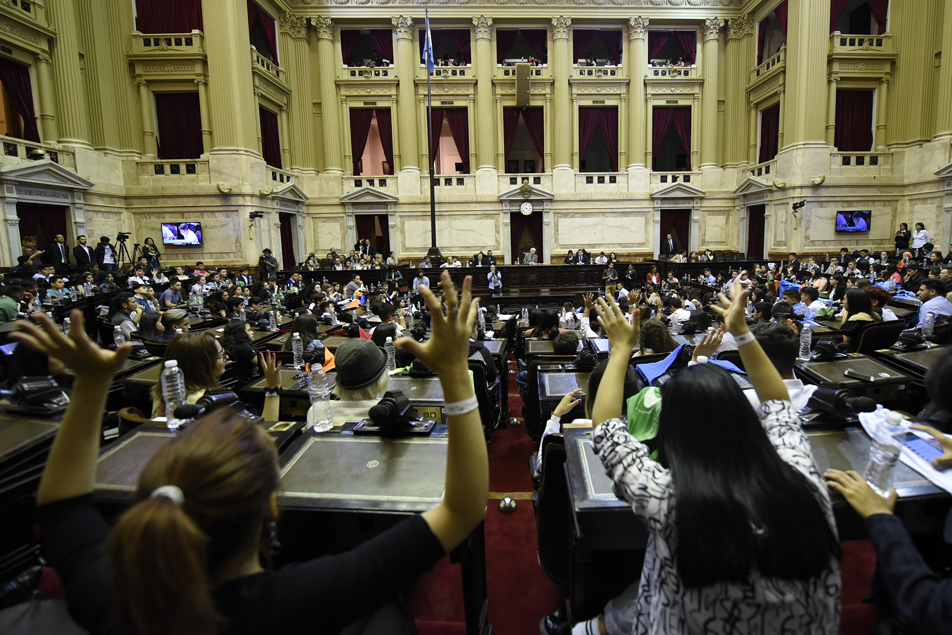 Galeria de imagenes de la noticia ESTUDIANTES SECUNDARIOS DE TODO EL PAÍS SESIONARON EN EL CONGRESO DE LA NACIÓN